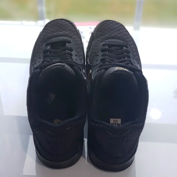 Size 9.5 Men- Nike Air Max 90 - Picture 3 of 3
